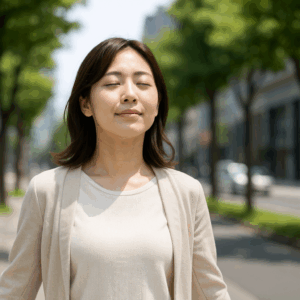 街角で深呼吸しながら前向きな気持ちを取り戻す日本人女性